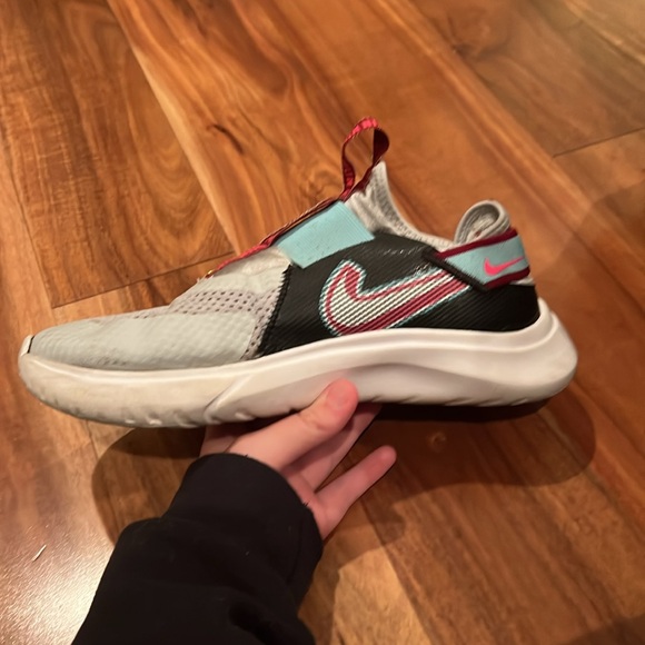 Gray Nike tennis shoes super cute design on the side - Picture 3 of 6